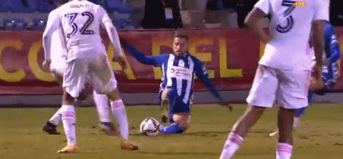 队友疯狂给他做掩护