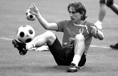 米体：泽林斯基出现轻微肌肉问题，可能不会出战比萨