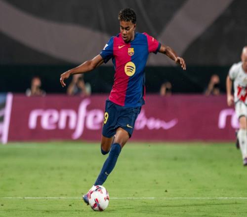 球迷：这球不进都对不起场地